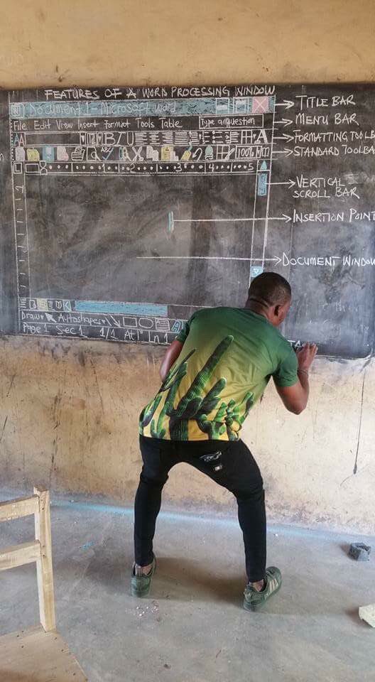 ▲ 가나의 교사 Owura Kwadwo Hottish가 자신의 페이스북에 올려 화제가 되었던 수업 모습