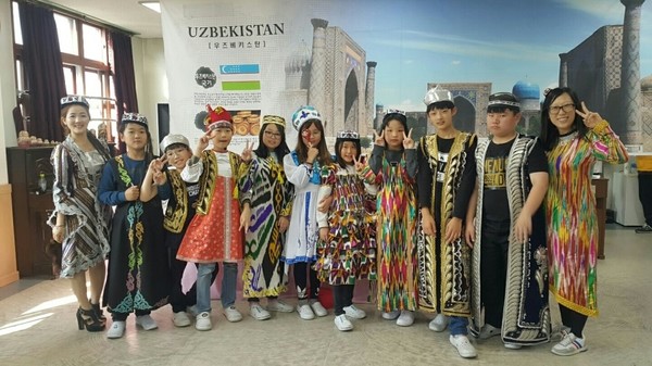 ▲ 수업에 참여한 아이들이 우즈베키스탄의 전통의상을 입고 있다. ⓒ문화세상고리협동조합