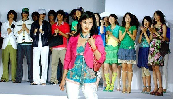 ▲ 2005년 개성공단에서 열린 패션쇼 ⓒ공동취재단