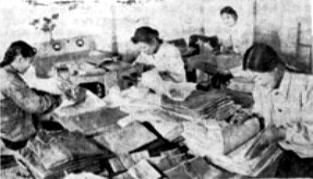 ▲ 염화비닐로 제품을 만들고 있는 흥남공업품생산협동조합원들 ⓒ 노동신문(1960년 11월 11일)