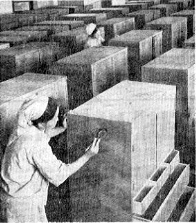 ▲ 판식 가구를 생산하는 함흥목재가공생산협동조합원들 ⓒ 노동신문(1964년 7월 9일)