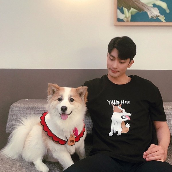 ▲ 스프링샤인과 콜라보한 티셔츠를 입고 있는 배우 성훈과 반려견 '양희'의 모습 ⓒ하나금융그룹