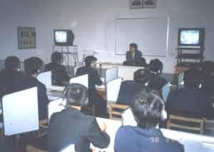▲ 라진기업학교의 교육모습(조선신보 1998년 8월 27일)