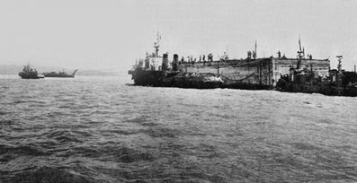 ▲ "대형함형부재"를 바다에 가라앉히는 작업(노동신문 1983년 9월 6일)