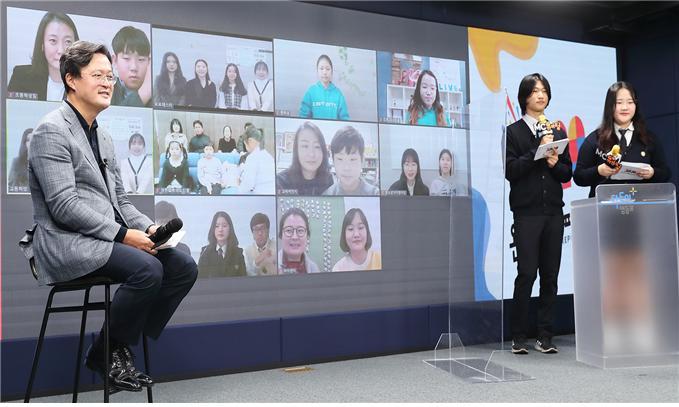 ▲ 작년 10월 청소년 자치연합 '유.자.청'의 학생들이 MC를 맡아 진행된 2020 온라인 포포페스타 실시간 소통개막식 장면.  ⓒ영등포