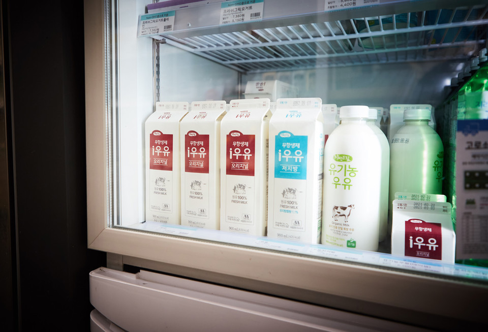 ▲ 지난해 8월 1일 1심 패소 이후 (주)밀크쿱 우유에 'Non-GMO 콩으로 키웠다'는 내용을 삭제해 판매하고 있다. Ⓒ라이프인