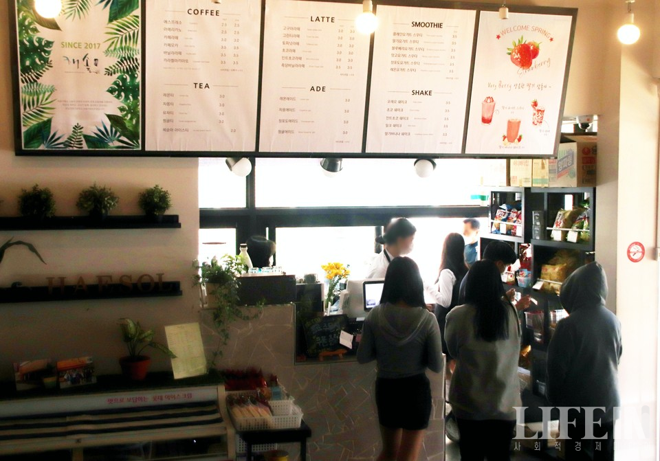 ▲ 점심시간이 끝나갈 무렵의 '해솔' 모습. 카페 내부의 메뉴판과 홍보물은 조합원 학생들이 직접 제작했다. ⓒ라이프인