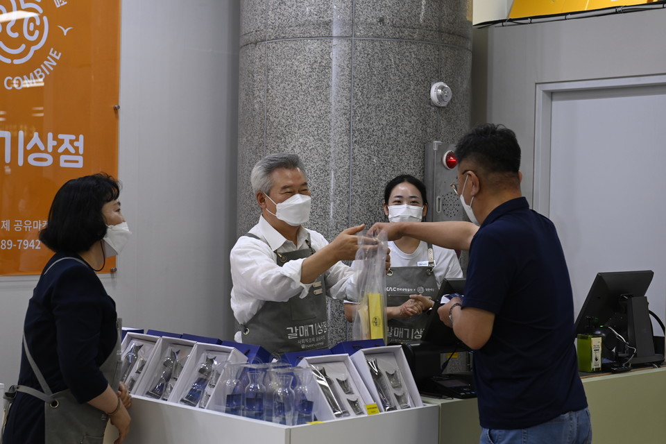 지난 6월 김해공항 소공인 전용제품 상설판매장인 '갈매기상점'에서 손창완 한국공항공사 사장(왼쪽 두번째)이 일일판매에 나서고 있다.