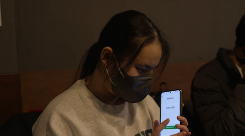 ▲ 한빛맹학교 박미연 학생이 미래산업과학고 학생들이 시각장애인의 메뉴 선택권 문제 해결을 위해 개발한 앱을 테스트 하고 있다. ⓒSK 행복나눔재단