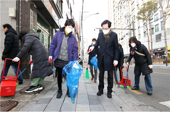▲ 지난 1월 동작구 신대방 일대에서 거리 대청소를 진행하는 모습. ⓒ동작구