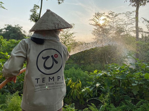 ▲ FUV실습농장은 모두 합해 약 1ha. 더운 여름을 견뎌야 제대로된 채소와 과일을 얻을 수 있다. 실습생 옷에 적힌 tempi(天日)는FUV의 베트남 브랜드 명이다. 안심할 수 있는 농업이 베트남과 일본 모두를 밝게 비춰달라는 기원을 담고 있다. ©FUV