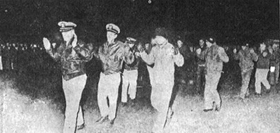 ▲ 체포되어 원산으로 들어오는 푸에블로호 승무원들 ⓒ 노동신문(1968년 6월 24일)