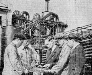 ▲ 흥남비료공장 복구 건설을 협조하는 소련 기술자들 ⓒ 노동신문(1954년 6얼 28일)