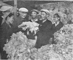 ▲ 처음으로 생산된 비날론을 안고 기뻐하는 리승기 박사와 노동자들 ⓒ 노동신문(1961년 8월 27일)