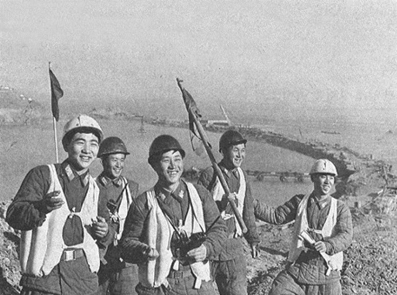 ▲ 남포갑문 군인 건설자들 (노동신문 1984년 1월 11일)