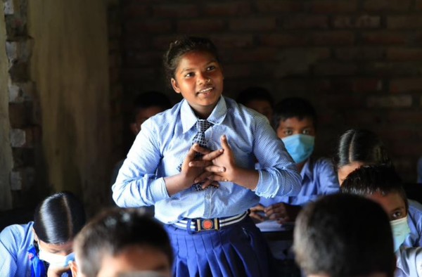▲ 코이카 네팔 유네스코 포괄적 성교육 및 안전한 교육환경 구축을 통한 소녀 및 여성 역량강화사업의 수혜자 Nagina 양이 학교에서 발표하고 있는 모습. ⓒ한국국제협력단