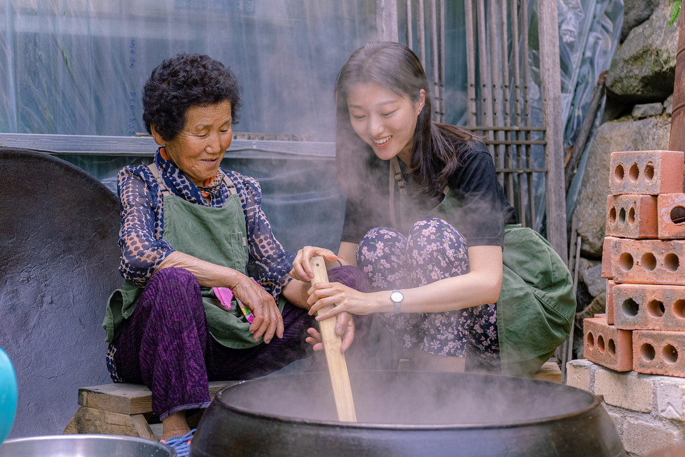 ▲ 함양 2주 살이 프로그램에 참여한 외지 청년이 현지 노인에게서 두부 만드는 방법을 배우고 있다. ⓒ숲속언니들