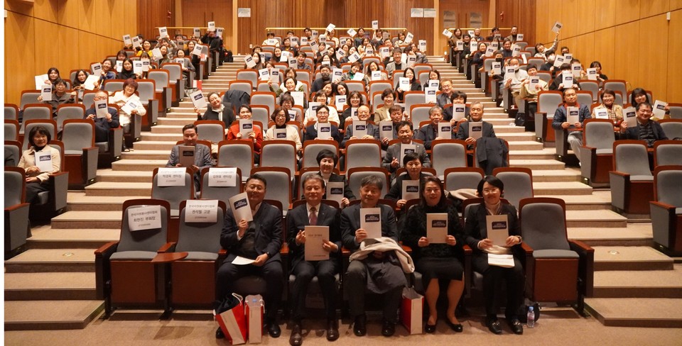 ▲ '2024 정책포럼-자원봉사해서 행복한 대한민국' 참석자들이 기념 사진을 찍고 있다. ⓒ한국중앙자원봉사센터